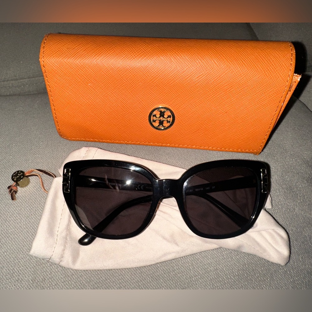 Tory Burch “T” logo black sunglasses with bag and case Preowned mint condition